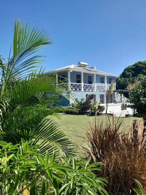 Modern, high standard, 100 metres to beach, short walk to Oistins - Image 1