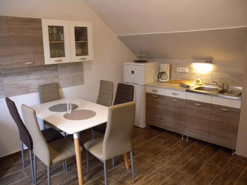 Holiday apartment with Internet access and garden - Image 1