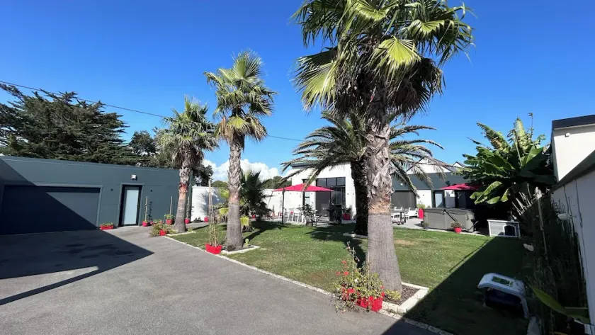 New house, hot tub, patio, close to beaches and shops - Image 1
