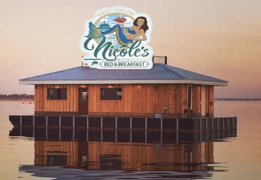 Nicole’s Clean Cozy HouseBoat - Image 1