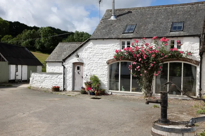 TRADITIONAL STYLE COTTAGE WITH STUNNING VIEWS - Image 1
