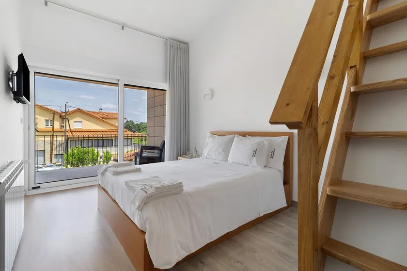 Camera per le vacanze 'Quarto com Mezzanine Cabeço' con vista montagne, Wi-Fi, aria condizionata. - Image 1