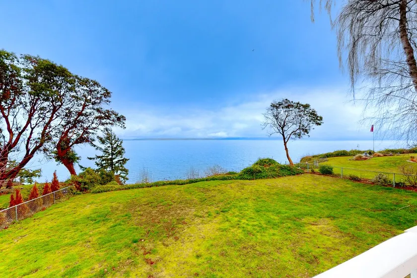 Bayfront home with amazing water & mountain views, deck, lawn, grill, streaming - Image 1