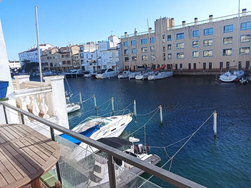 APARTMENT IN FISHERMAN'S COTTAGE MAIN CANAL VIEW - Image 1