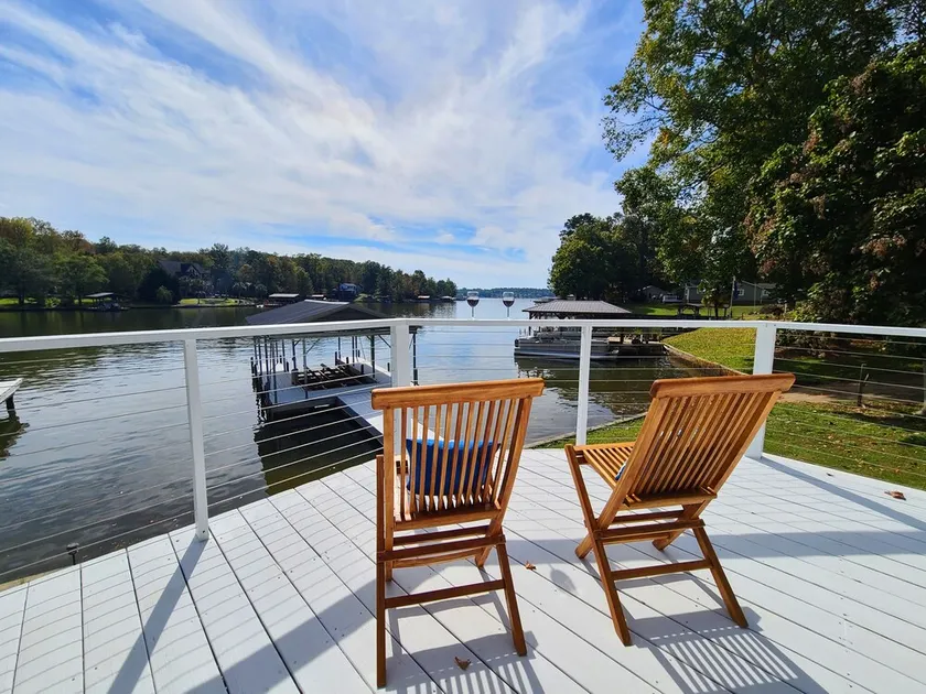 Lake Lovers Getaway, Lake Front Home with 3 Master Suites, Docks and Boat Launch - Image 1