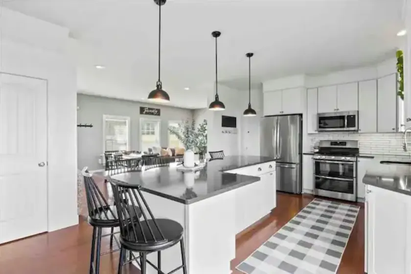 Beautiful and Secluded getaway on 10 acres - Image 1