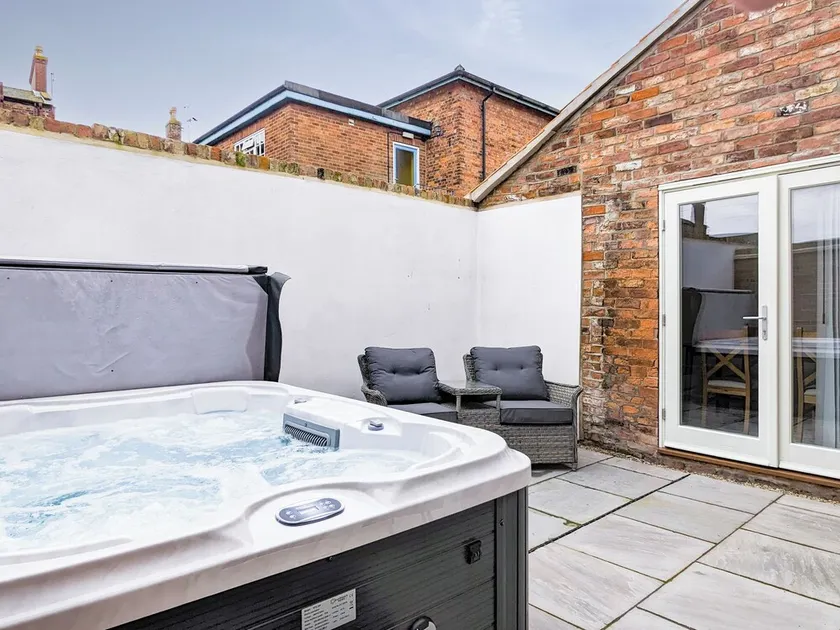 2 bedroom accommodation in Wainfleet, near Skegness - Image 1