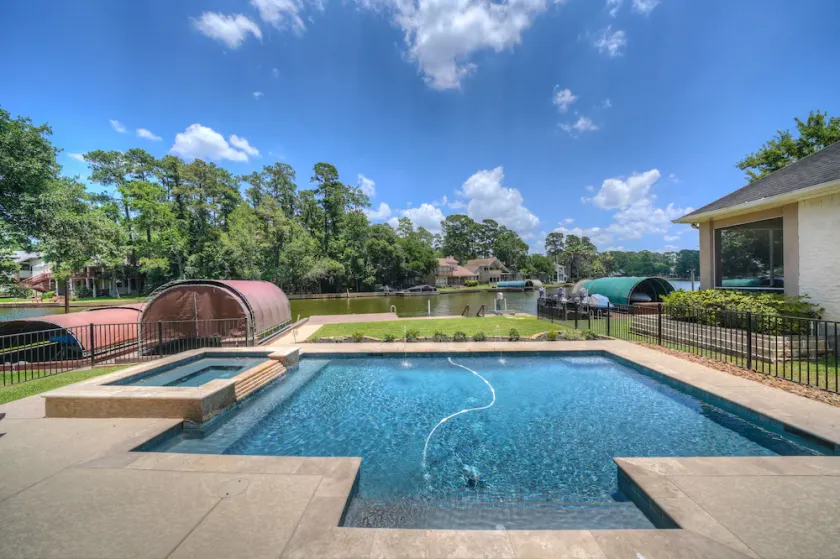 Accueil Lakefront magnifique avec piscine et spa sur une crique tout à fait / protégée sur le lac Conroe - Image 1