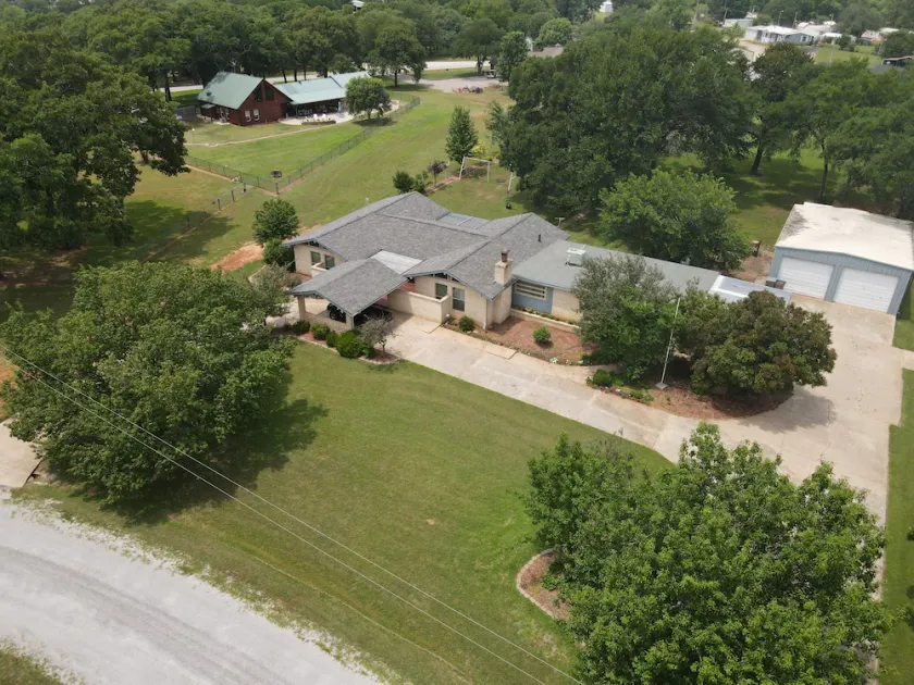 Spacious home with Billiard Poker Ping Pong tables,Hot Tub & More on Lake Texoma - Image 1