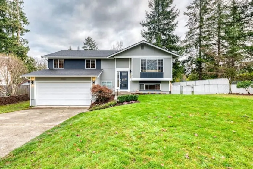 Chic & Spacious 5 BR Stylish House! Prime Location, Free Parking, Fast Wi-fi - Image 1