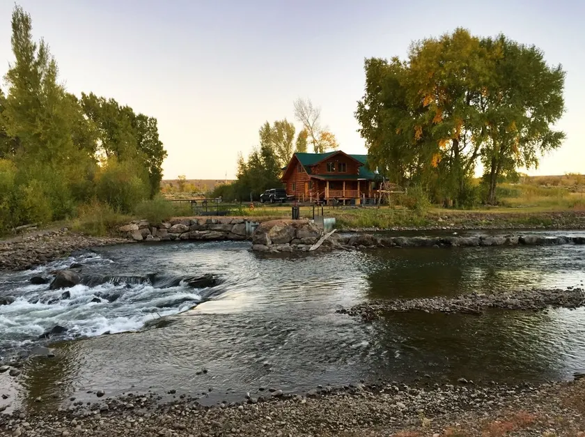 Hand gebautes Blockhaus am Fluss - drei Schlafzimmer, zwei Bäder auf privatem 6. 5 Acres - Image 1