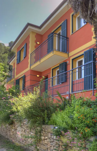 Apartment in villa, sea front, sleeps 6 double services - Image 1