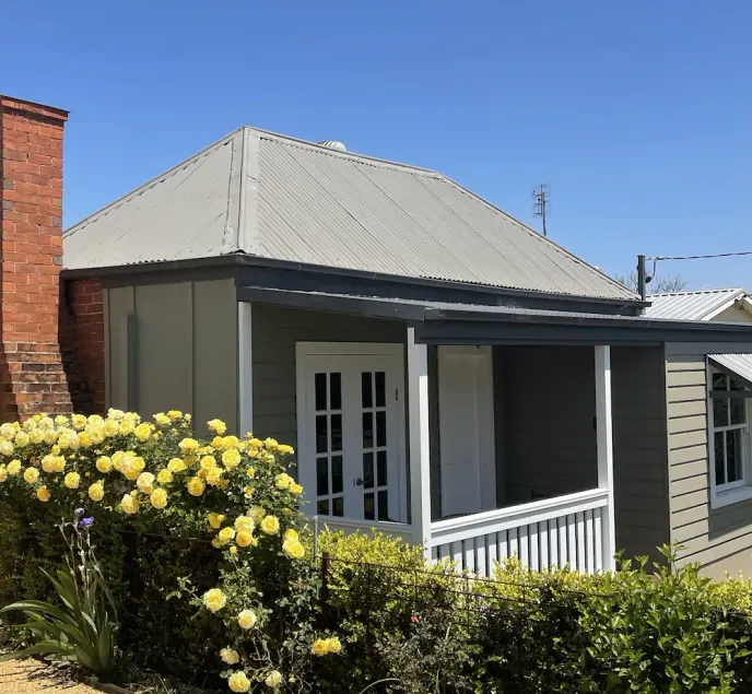 Historic 2 bedroom cottage walking distance to the Cowra Japanese Gardens. - Image 1