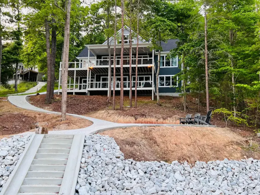 Lakin' It Easy, Stunning sunrise and sunset views with 300 feet of shoreline! - Image 1
