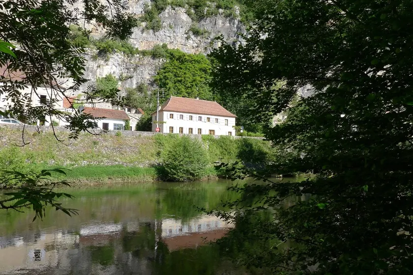Vackert restaurerad, stor fransk villa på floden Cele bankerna. - Image 1