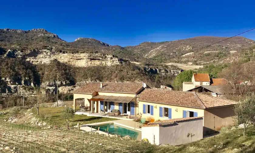 Elegant 4-bedroom villa with private pool, air conditioning and panoramic views - Image 1