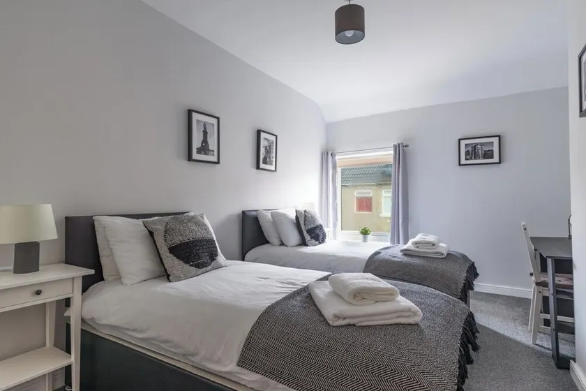 Chestnut House - Sleeps 4 - Pet friendly - Parking - Image 1