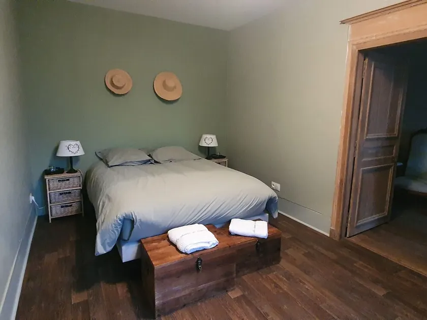 Charming Renovated Apartment Near Verdun for 2 with Modern Amenities - Image 1