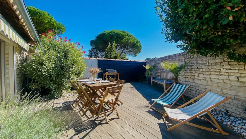 Charming villa in a quiet location with courtyard - Image 1