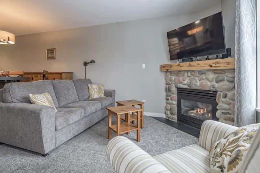 Beautiful Desirable Top Floor Updated Ski In/out Condo  - Image 1