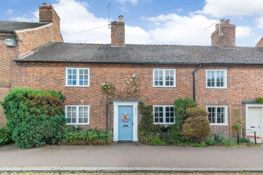 DARWEN, pet friendly, character holiday cottage in Abbots Bromley - Image 1