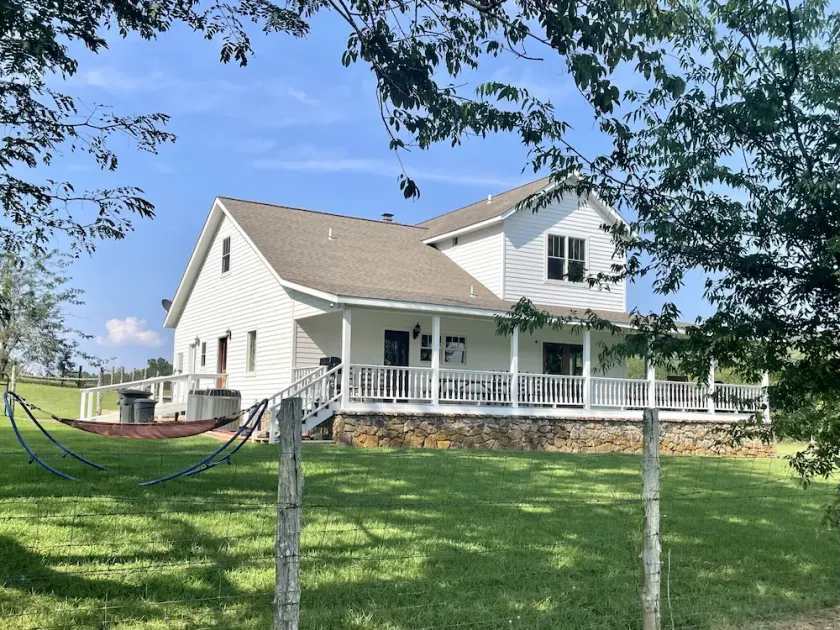 Farmhouse on 150 acres, great family or hunters' getaway, 15 minutes from town! - Image 1