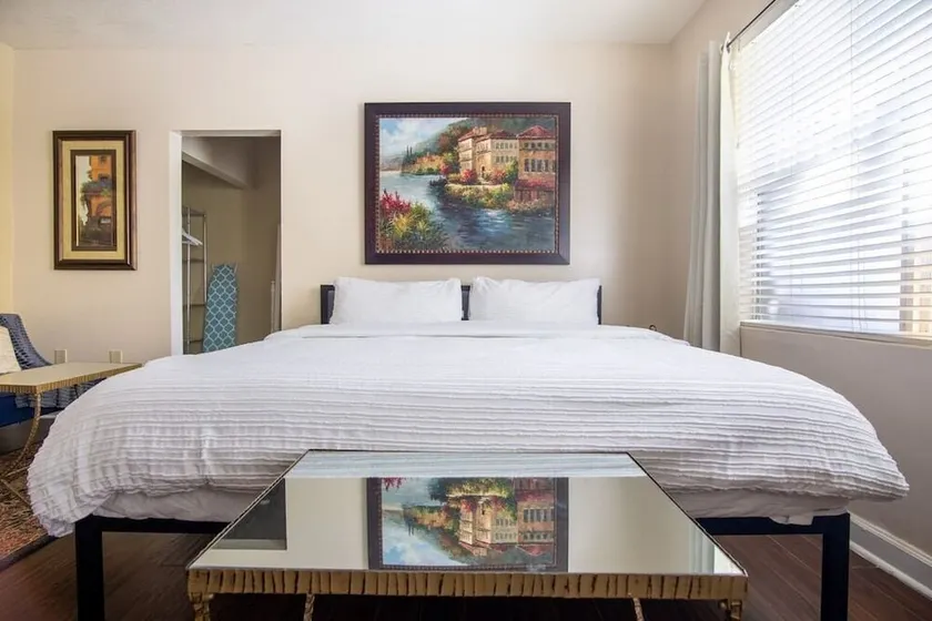 Cozy Studio w/parking & Wi-Fi near Design District - Image 1