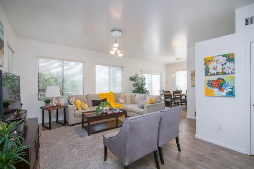 Stylish Home Phoenix - Low Rates NOW! - Image 1