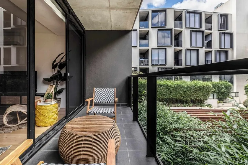Tropical courtyard sanctuary near Glenferrie Rd - Image 1