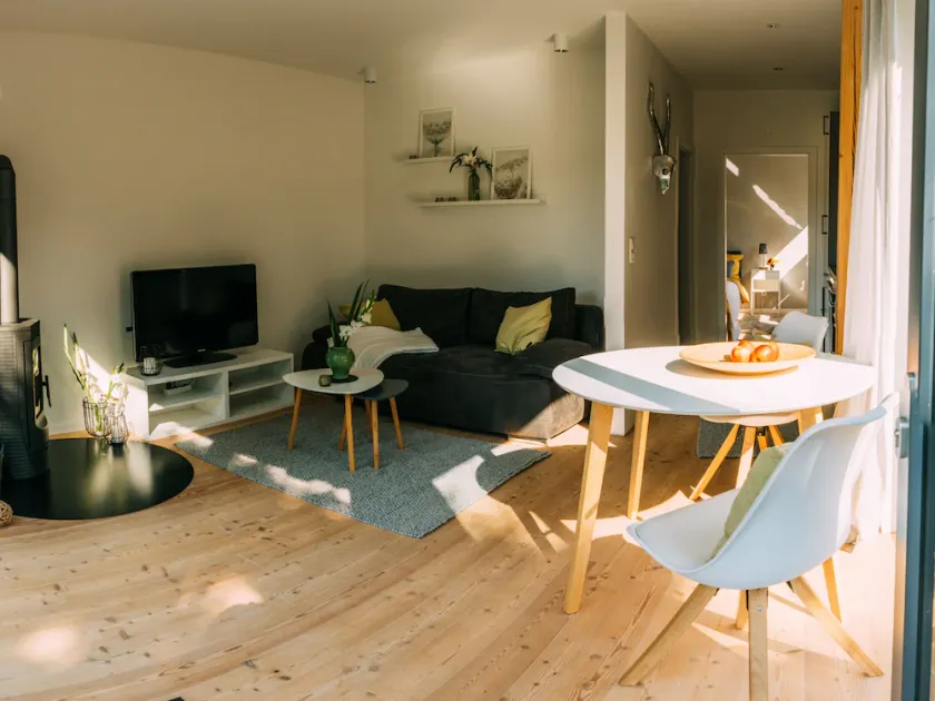 Schönes Ferienhaus in ökologischer Holzbauweise in der Lüneburger Heide, ausgestattet mit Kamin, Duschbad, einem schönen Garten mit Terrasse und Gartenmöbeln/Strandkorb, Internet via W-Lan, Bettwäsche und Handtüchern, großzügigem Schlafzi... - Image 1