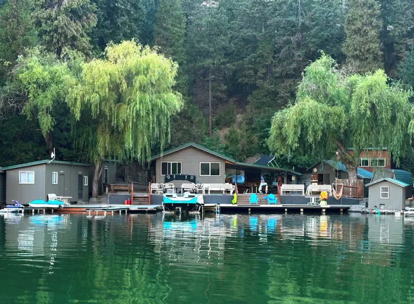 Lakefront Private Cabins on Lake Billy Chinook, Oregon. - Image 1