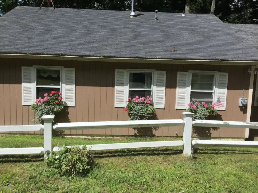 Lakeside Cottage Retreat - Image 1