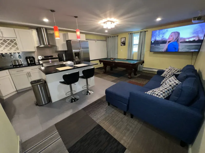 Luxurious home with jacuzzi with tv and pool table and - Image 1
