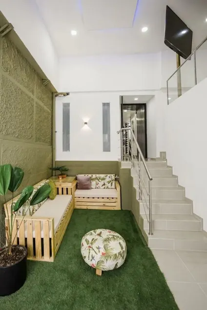 Scarlet house with 8 bedrooms in Lleras park - Image 1