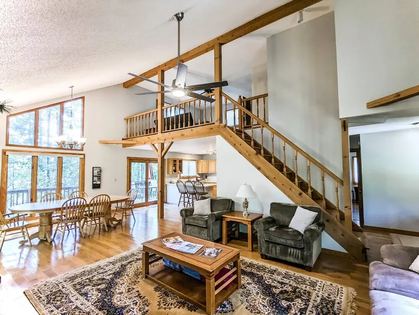 Super-Clean Large Rustic Cabin • Hot Tub • Sleeps 10 • Walk to JuneBug Venue - Image 1