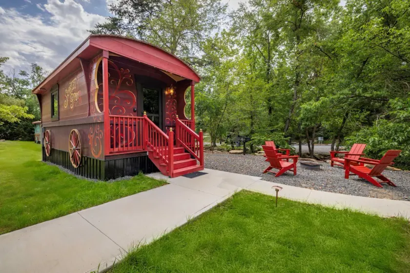 Unique Scarlet Gypsy at Four Fillies Lodge - Image 1