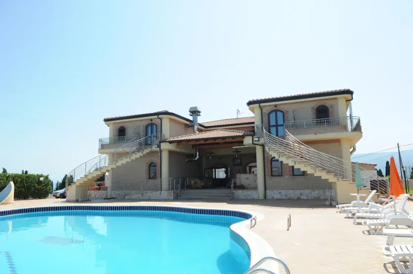 B&B - Hotel con Piscina - Image 1