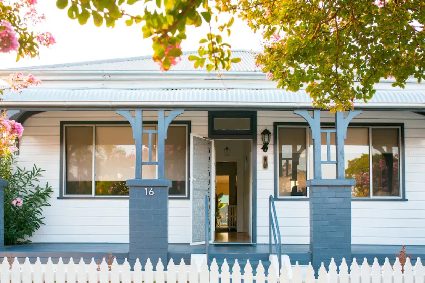 Livy Lou's Cottage - 3 bedrooms with modern cosy interior, PETS WELCOME! - Image 1