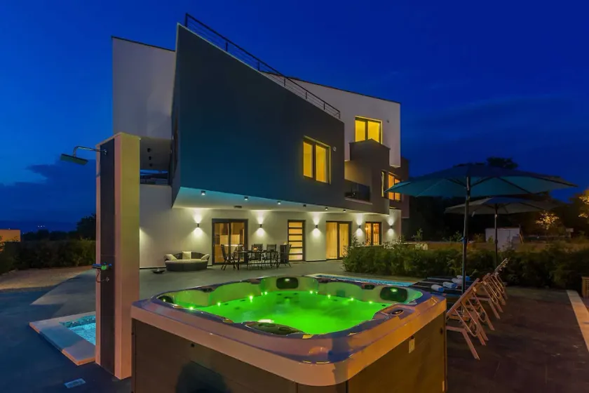 Apartamento de lujo NOA con piscina y bañera de hidromasaje - Image 1