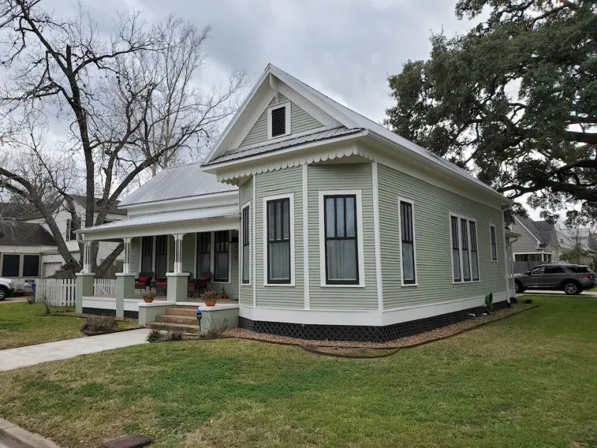 Charming & Cozy Victorian in Quiet Residential Setting - Image 1