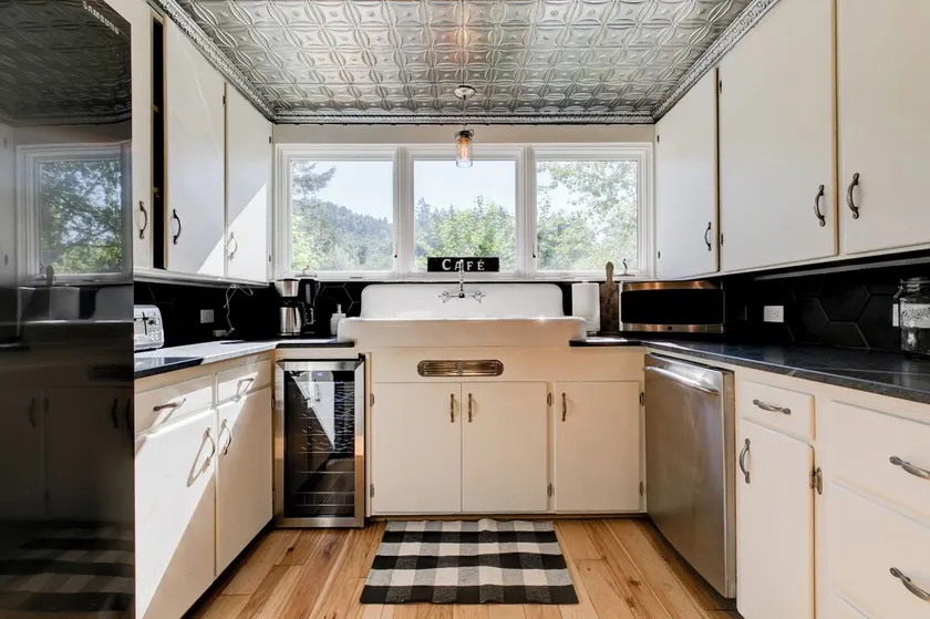 Old Farm: A Modern 5-bedroom Farmhouse on Vineyard - Image 1