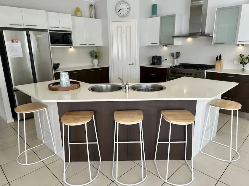 BIG Family home, corporate stays, Bribie Holidays, Sandstone Point Hotel Events! - Image 1