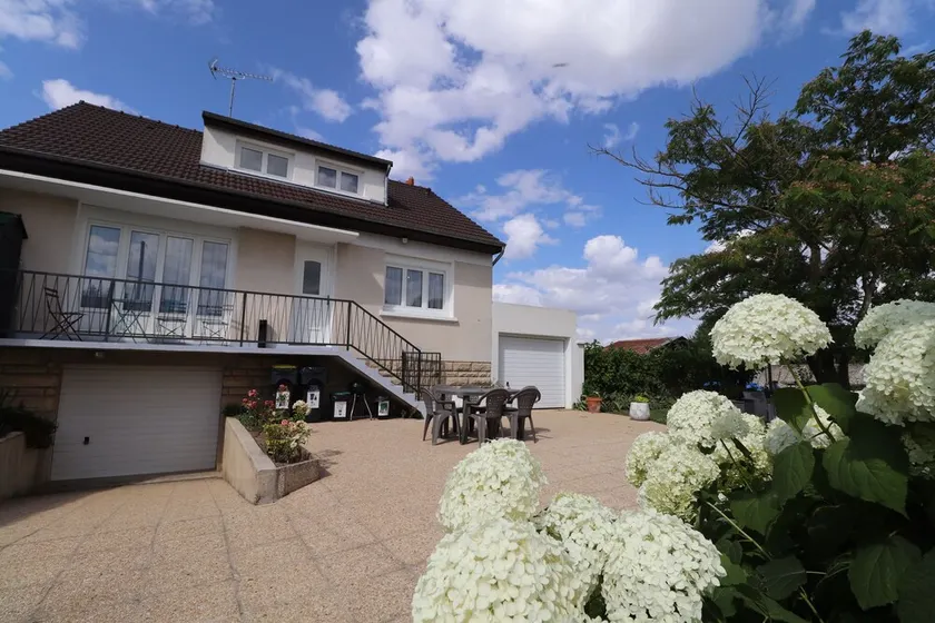 Countryside and close to Disney, La Vallée Village, and Paris...... - Image 1