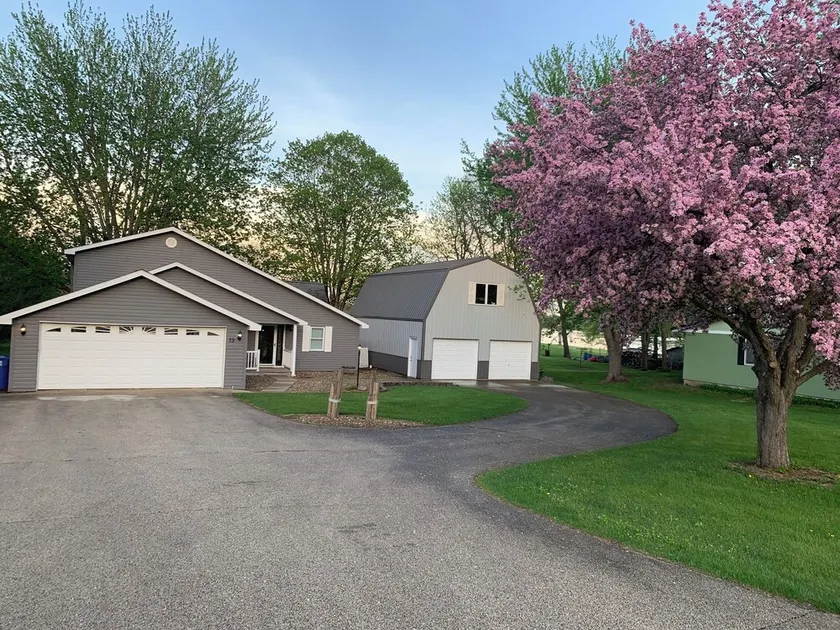 Gorgeous Lakehouse with Finished Barn - Sleeps 20+ - Image 1