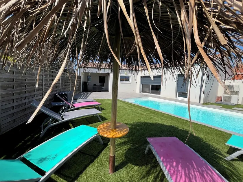 9-person villa with heated pool, 4-star seaside location - Image 1