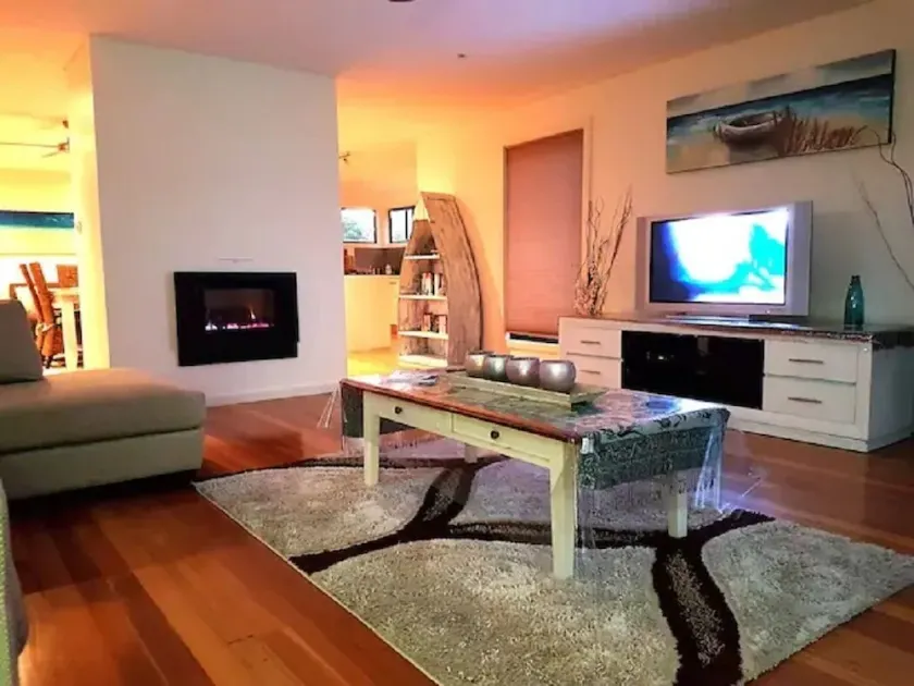 Très moderne et confortable, très proche de la rampe de mise à l'eau, de la baie et de la plage! - Image 1