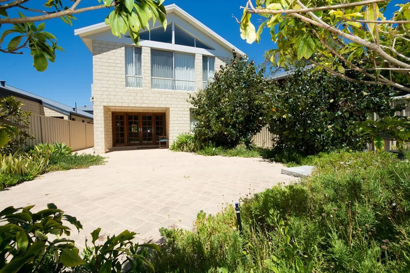 Close to beach and town in a quiet location.  - Image 1