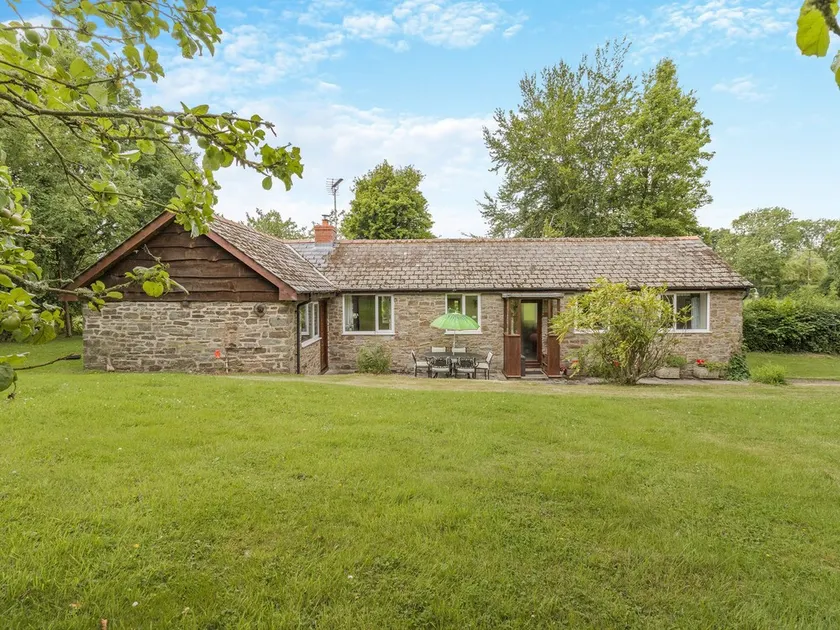 3 bedroom accommodation in Kingswood, near Kington - Image 1