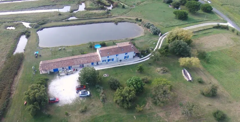 Quiet gîte on 2 ha property with pond, 10 mins from the ocean - Image 1