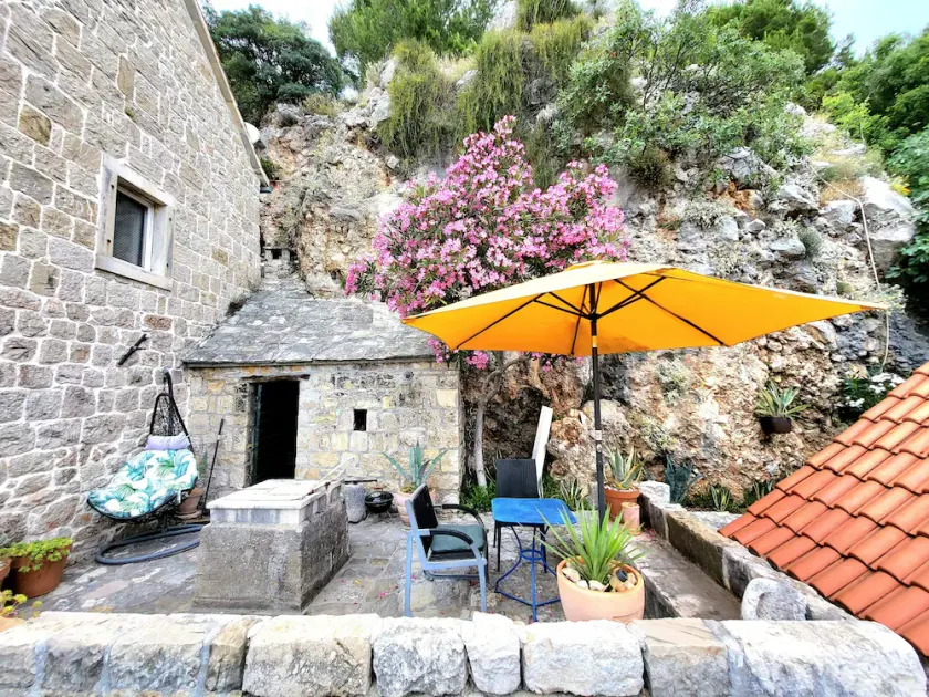 Completely renovated small stone house with sea view near Split - Image 1